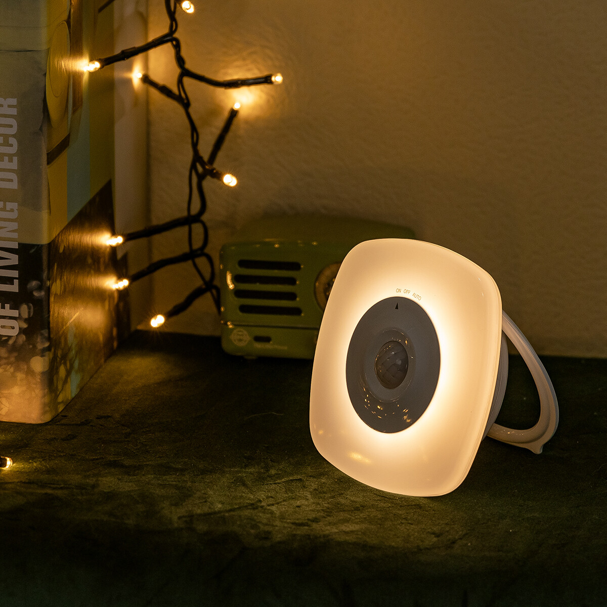 Lampe à Prise sur Batteries - Veilleuse avec Détecteur Jour/Nuit et de Mouvement. câble USB Incl. - Aigi Steksy - 0.5W - Blanc Chaud 3000K - Carré - Mat Blanc - Plastique